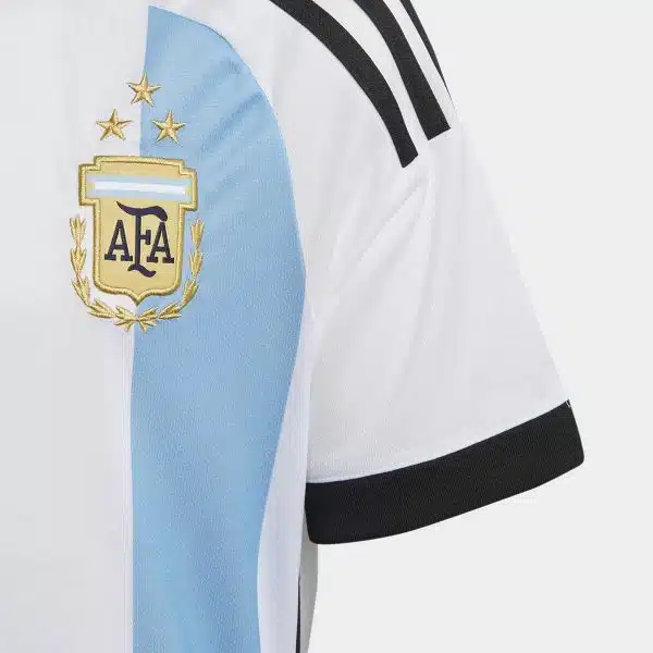 https://www.mundodeportemadrid.com/wp-content/uploads/2022/07/detalle-camiseta-argentina-3-estrellas-600x600.jpg.webp