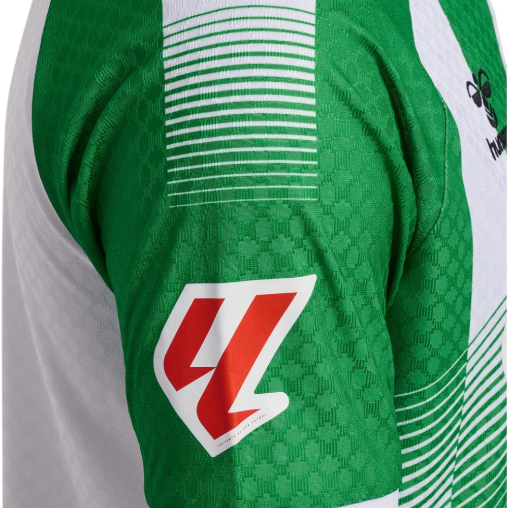 1ª EQUIPACIÓN BETIS NIÑOS 2027 6 Primera equipación del Real Betis Balompié para niños temporada 2027. Conjunto oficial de camiseta y pantalón verdiblancos.