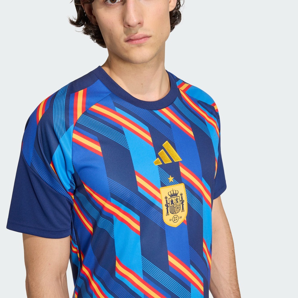 Camiseta Pre Partido España 2026 3 Camiseta oficial de entrenamiento de la Selección Española para la temporada 2026. Diseño moderno, transpirable y de alto rendimiento.