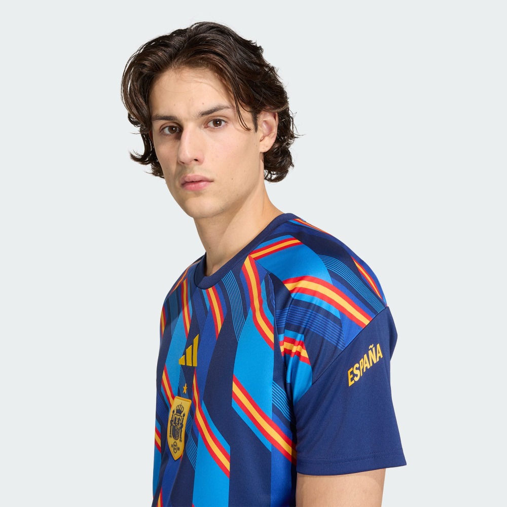 Camiseta Pre Partido España 2026 5 Camiseta oficial de entrenamiento de la Selección Española para la temporada 2026. Diseño moderno, transpirable y de alto rendimiento.