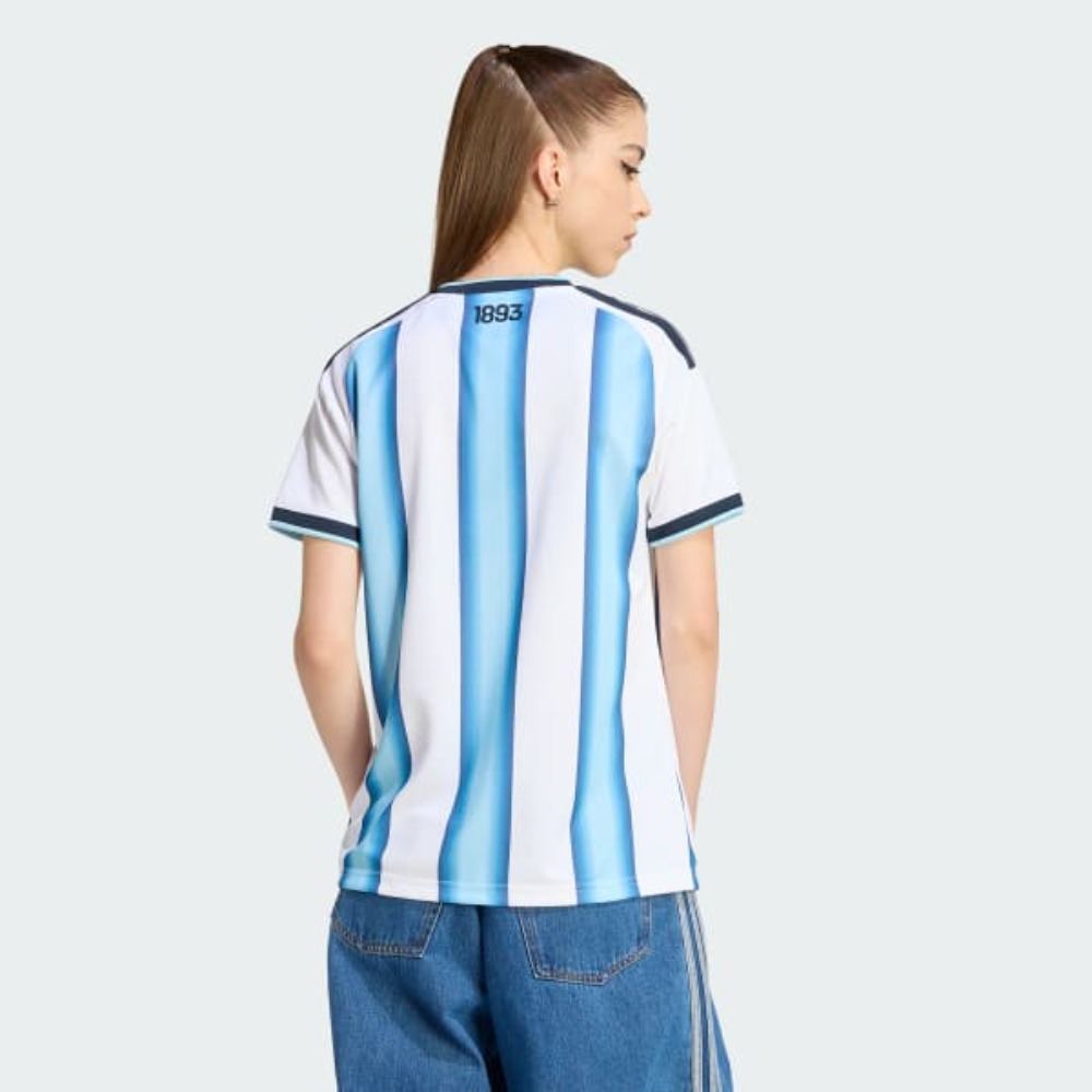 CAMISETA MUJER ARGENTINA 2026 2 Camiseta de mujer de la primera equipación de Argentina para el Mundial 2026. Diseño oficial con los colores albicelestes.