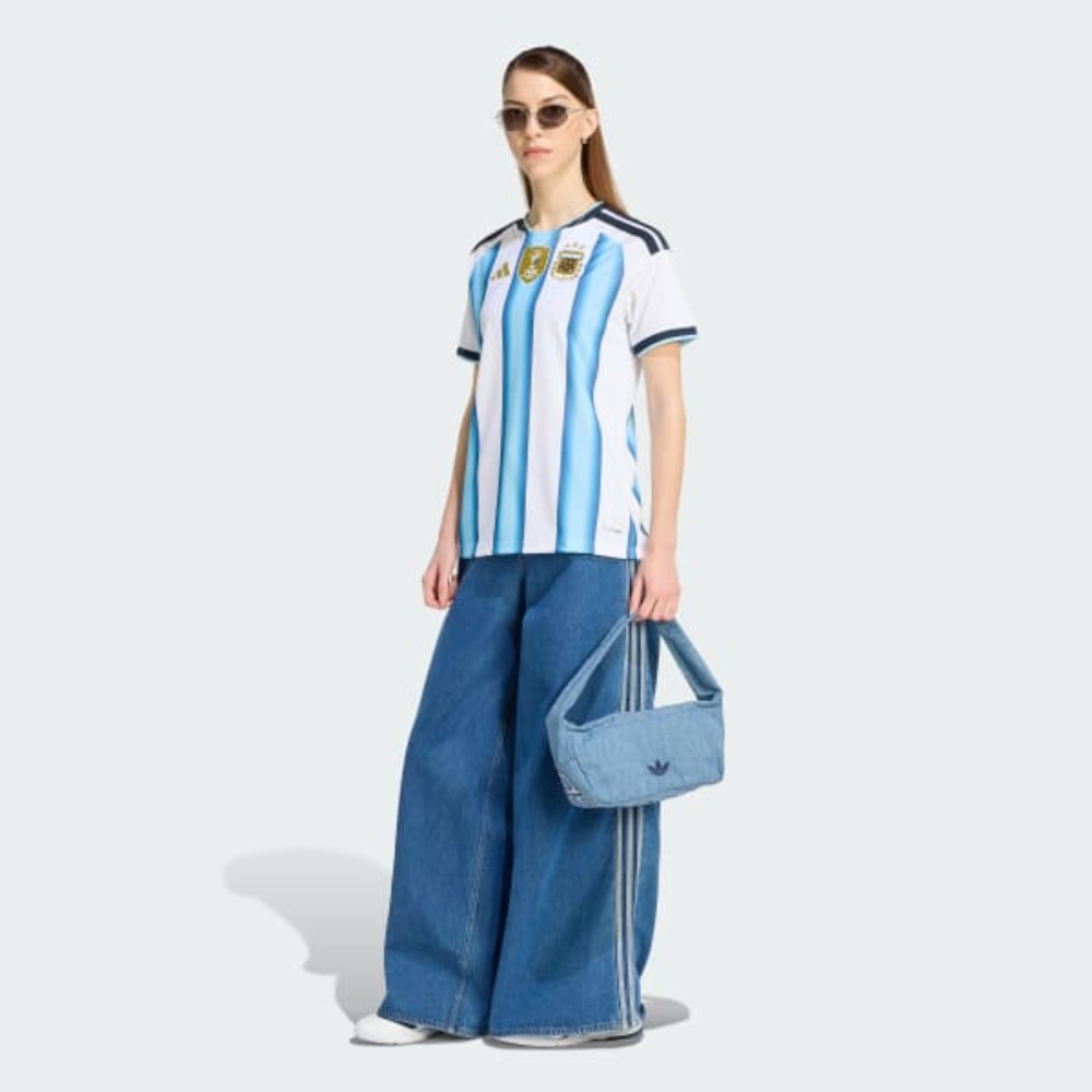 CAMISETA MUJER ARGENTINA 2026 3 Camiseta de mujer de la primera equipación de Argentina para el Mundial 2026. Diseño oficial con los colores albicelestes.