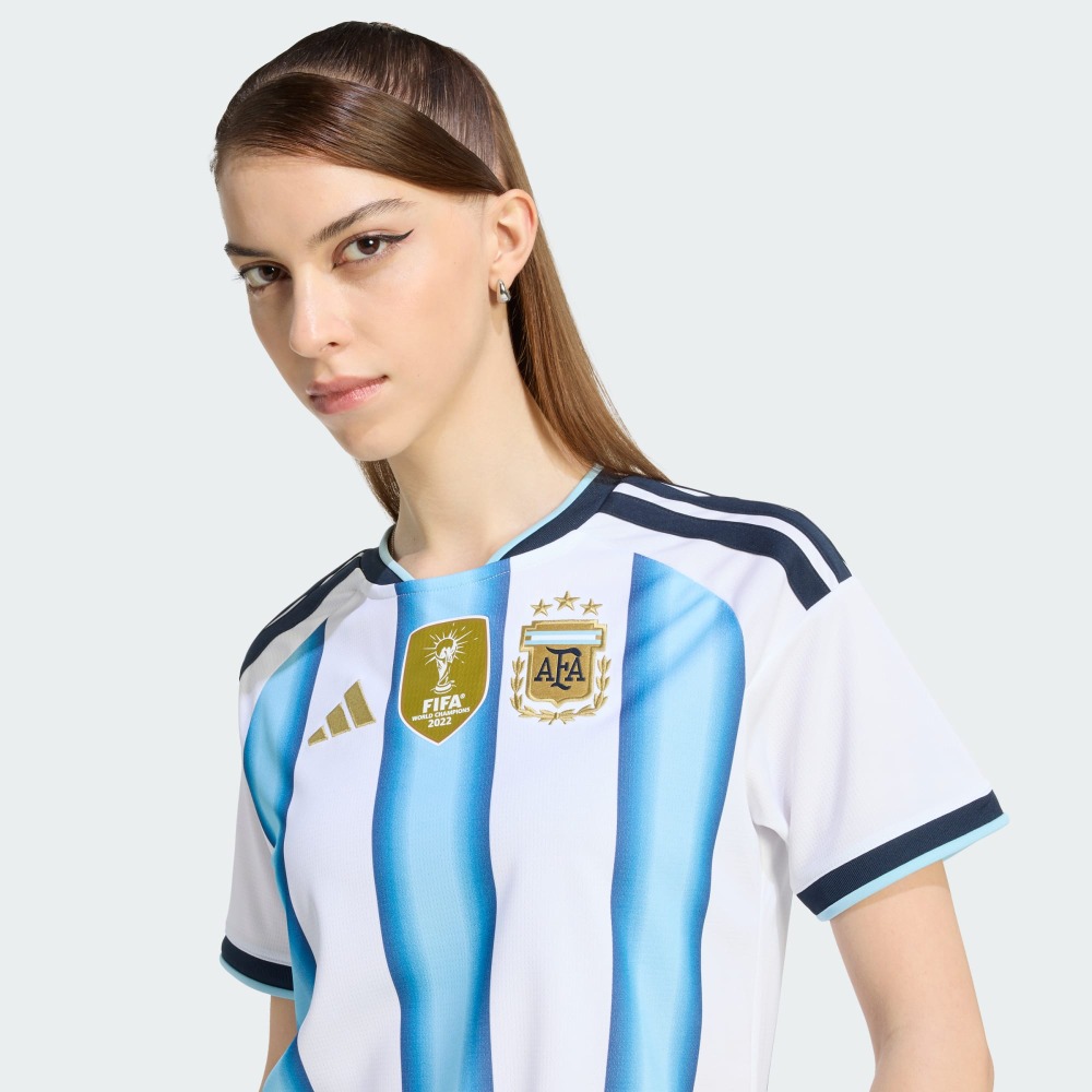 CAMISETA MUJER ARGENTINA 2026 6 Camiseta de mujer de la primera equipación de Argentina para el Mundial 2026. Diseño oficial con los colores albicelestes.