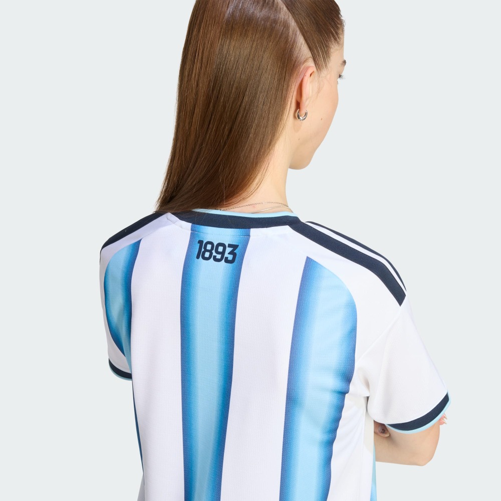 CAMISETA MUJER ARGENTINA 2026 7 Camiseta de mujer de la primera equipación de Argentina para el Mundial 2026. Diseño oficial con los colores albicelestes.