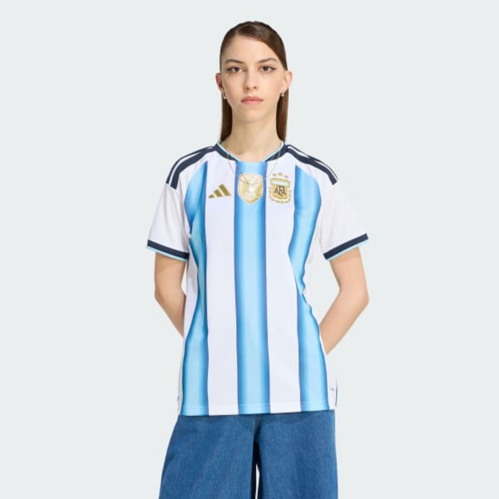 CAMISETA MUJER ARGENTINA 2026 1 Camiseta de mujer de la primera equipación de Argentina para el Mundial 2026. Diseño oficial con los colores albicelestes.