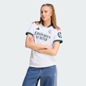 Camiseta oficial de mujer del Real Madrid primera equipación 2027, diseño ergonómico y escudo bordado.