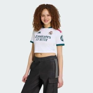 Camiseta oficial mujer Real Madrid 2027 primera equipación, corte corto por encima de la cintura, color blanco clásico.