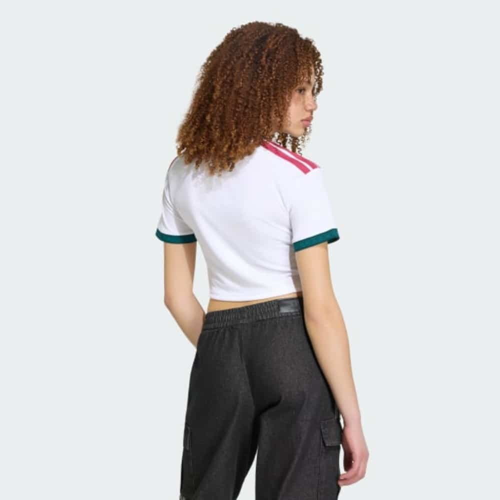 Camiseta Corta del Real Madrid Mujer 2027 2 Camiseta oficial mujer Real Madrid 2027 primera equipación, corte corto por encima de la cintura, color blanco clásico.
