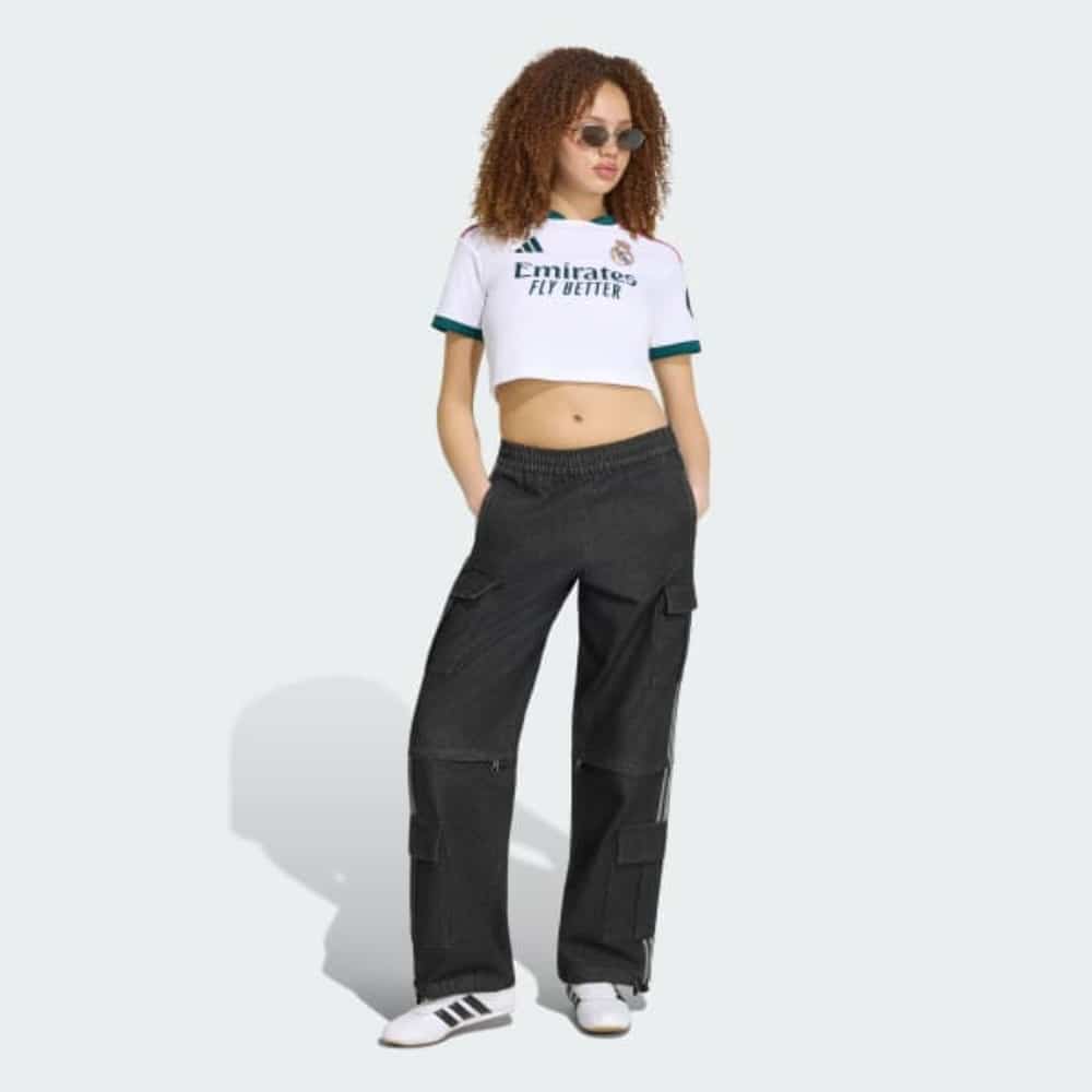 Camiseta Corta del Real Madrid Mujer 2027 3 Camiseta oficial mujer Real Madrid 2027 primera equipación, corte corto por encima de la cintura, color blanco clásico.