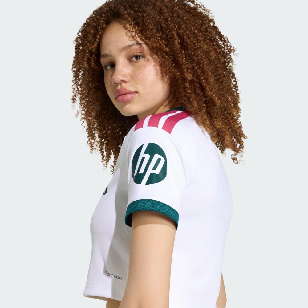 Camiseta Corta del Real Madrid Mujer 2027 6 Camiseta oficial mujer Real Madrid 2027 primera equipación, corte corto por encima de la cintura, color blanco clásico.