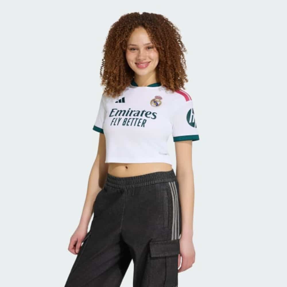 Camiseta Corta del Real Madrid Mujer 2027 1 Camiseta oficial mujer Real Madrid 2027 primera equipación, corte corto por encima de la cintura, color blanco clásico.