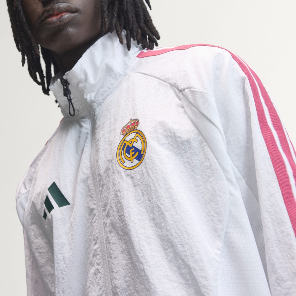 CHAQUETA HINMO REAL MADRID 2026/2027 5 Chaqueta Himno Real Madrid Primera Equipación para adulto, color blanco con detalles dorados. Ideal para aficionados del club.