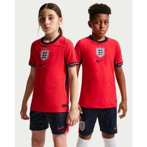 Equipación de niño de Inglaterra visitante 2026 en color rojo. Camiseta y pantalón corto oficiales para la temporada 2026.