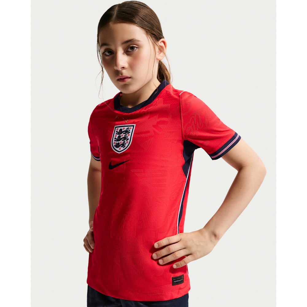 Equipación Niño Visitante Inglaterra 2026 2 Equipación de niño de Inglaterra visitante 2026 en color rojo. Camiseta y pantalón corto oficiales para la temporada 2026.