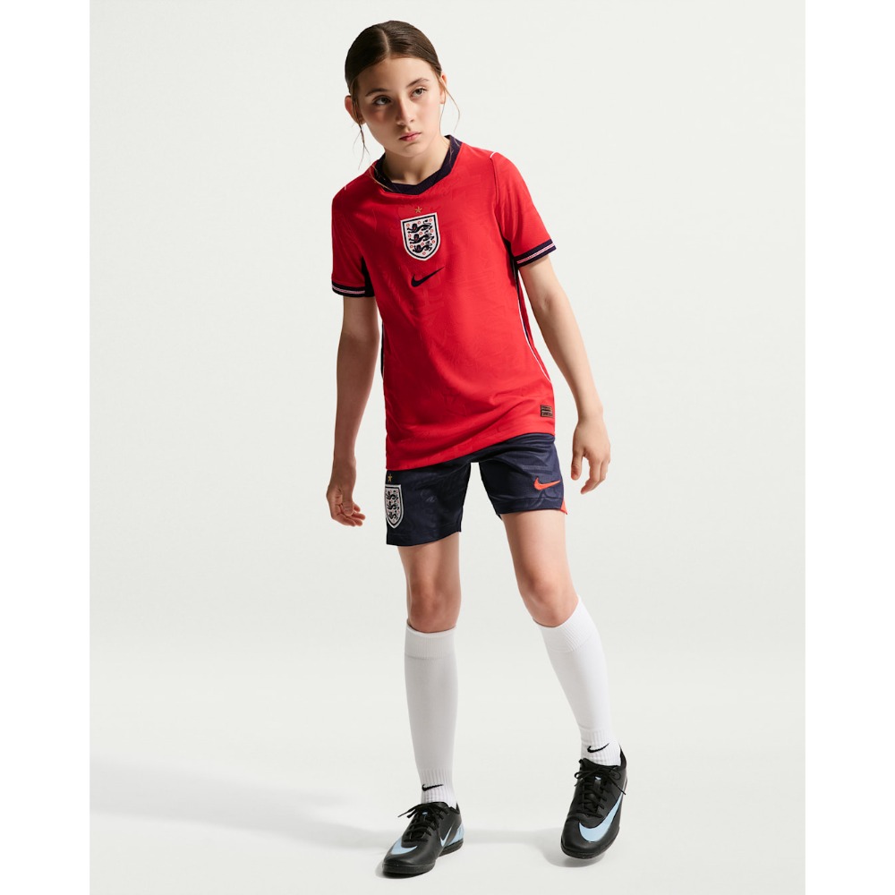 Equipación Niño Visitante Inglaterra 2026 4 Equipación de niño de Inglaterra visitante 2026 en color rojo. Camiseta y pantalón corto oficiales para la temporada 2026.