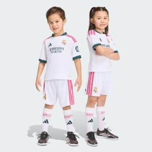 Equipación oficial de niño del Real Madrid 2027 primera equipación blanca con detalles dorados y escudo del club