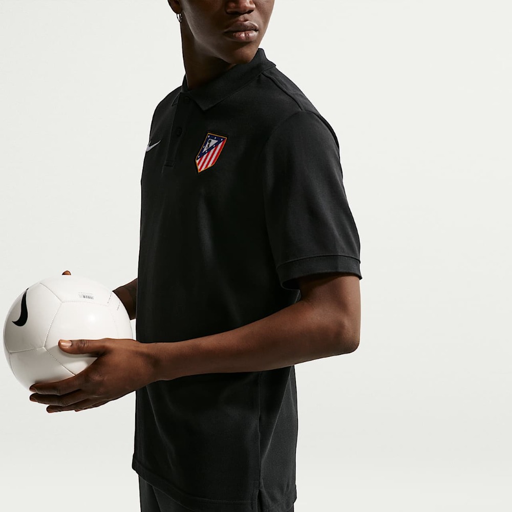 Polo Atlético de Madrid 2027 2 Polo de paseo del Atlético de Madrid para la temporada 2027. Ropa oficial del club para hombre, ideal para vestir con elegancia.