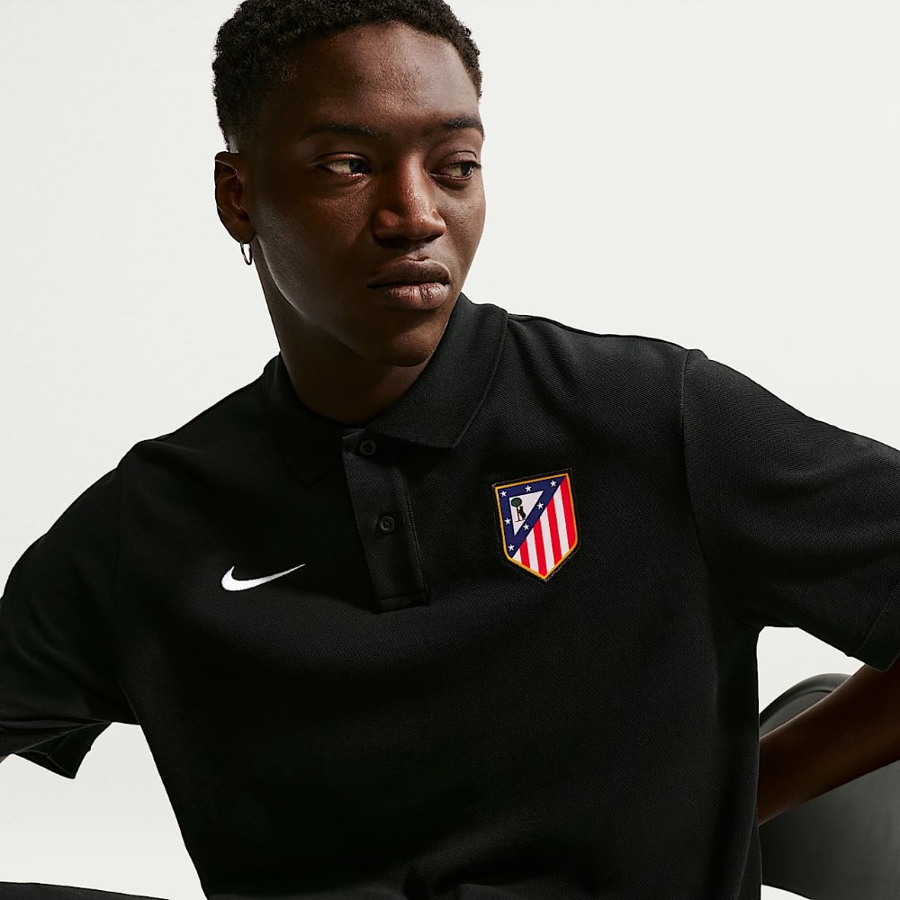 Polo Atlético de Madrid 2027 3 Polo de paseo del Atlético de Madrid para la temporada 2027. Ropa oficial del club para hombre, ideal para vestir con elegancia.