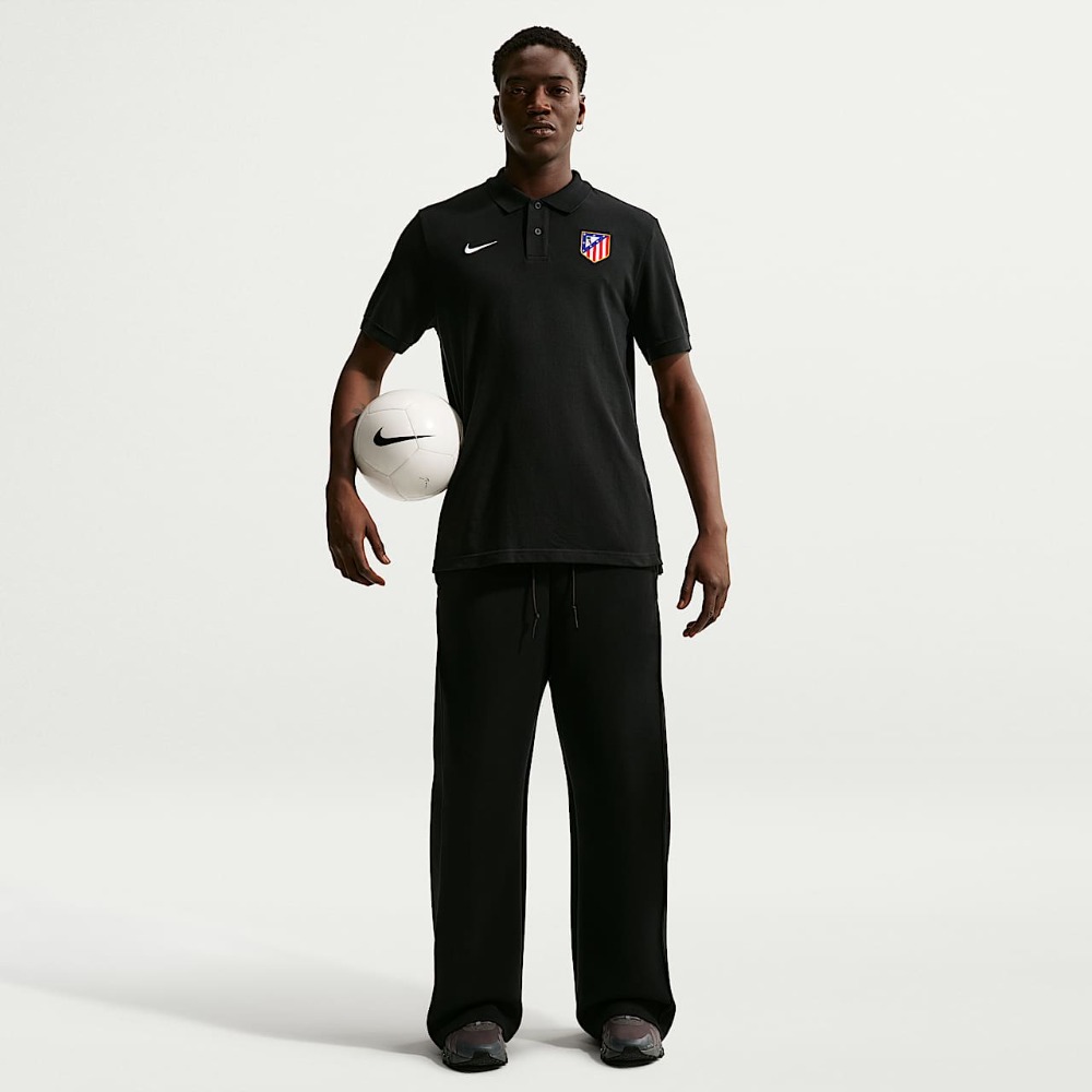 Polo Atlético de Madrid 2027 4 Polo de paseo del Atlético de Madrid para la temporada 2027. Ropa oficial del club para hombre, ideal para vestir con elegancia.