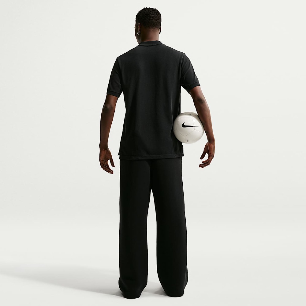 Polo Atlético de Madrid 2027 5 Polo de paseo del Atlético de Madrid para la temporada 2027. Ropa oficial del club para hombre, ideal para vestir con elegancia.
