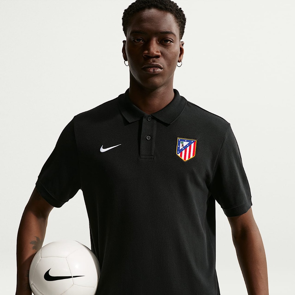 Polo Atlético de Madrid 2027 1 Polo de paseo del Atlético de Madrid para la temporada 2027. Ropa oficial del club para hombre, ideal para vestir con elegancia.