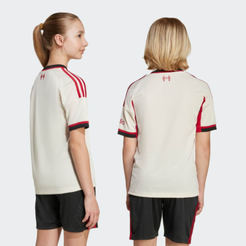 2ª EQUIPACIÓN NIÑOS LIVERPOOL 25/26 2 Kit de la segunda equipación para niños del Liverpool temporada 2025-2026. Camiseta y pantalón oficiales del LFC para niño.