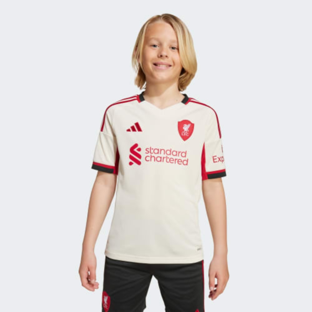 2ª EQUIPACIÓN NIÑOS LIVERPOOL 25/26 3 Kit de la segunda equipación para niños del Liverpool temporada 2025-2026. Camiseta y pantalón oficiales del LFC para niño.