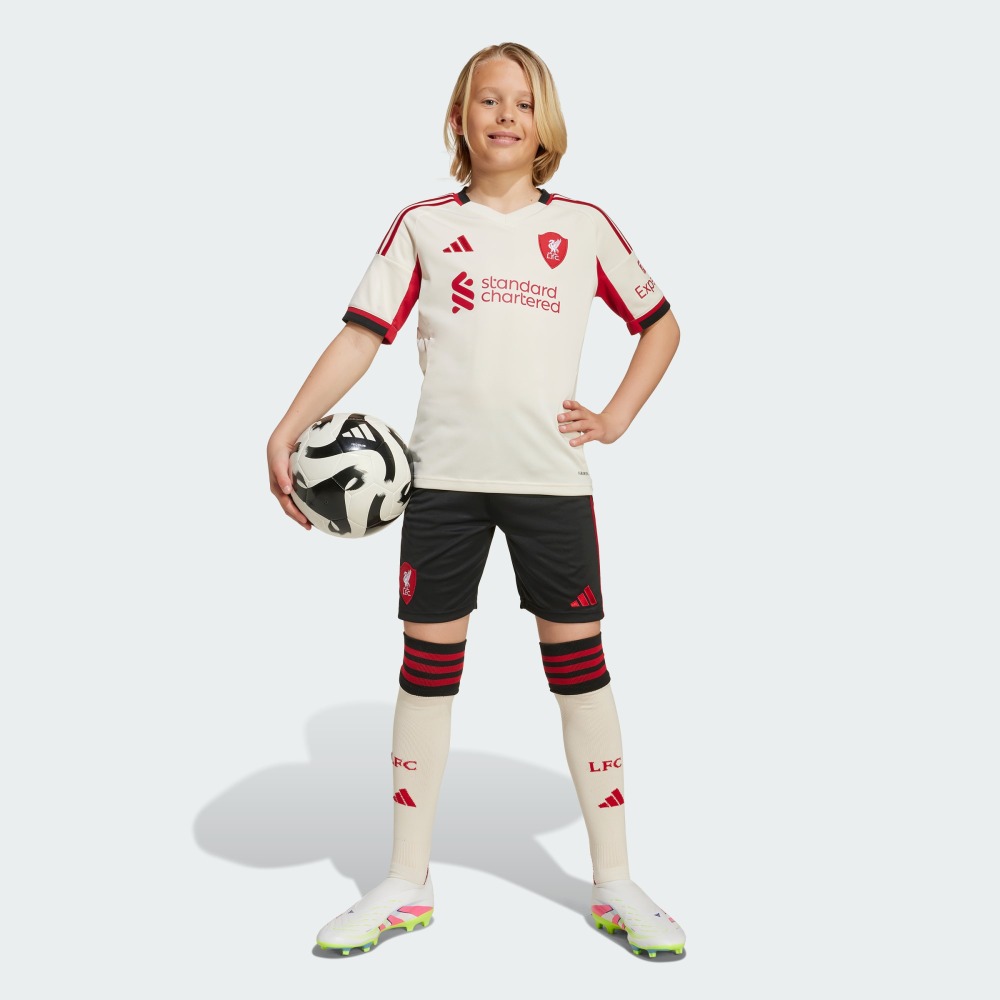 2ª EQUIPACIÓN NIÑOS LIVERPOOL 25/26 5 Kit de la segunda equipación para niños del Liverpool temporada 2025-2026. Camiseta y pantalón oficiales del LFC para niño.