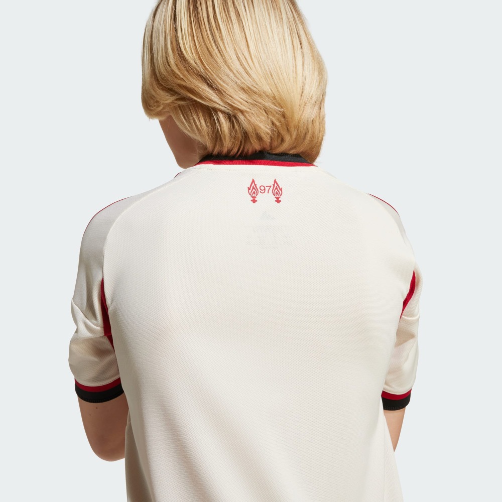 2ª EQUIPACIÓN NIÑOS LIVERPOOL 25/26 8 Kit de la segunda equipación para niños del Liverpool temporada 2025-2026. Camiseta y pantalón oficiales del LFC para niño.