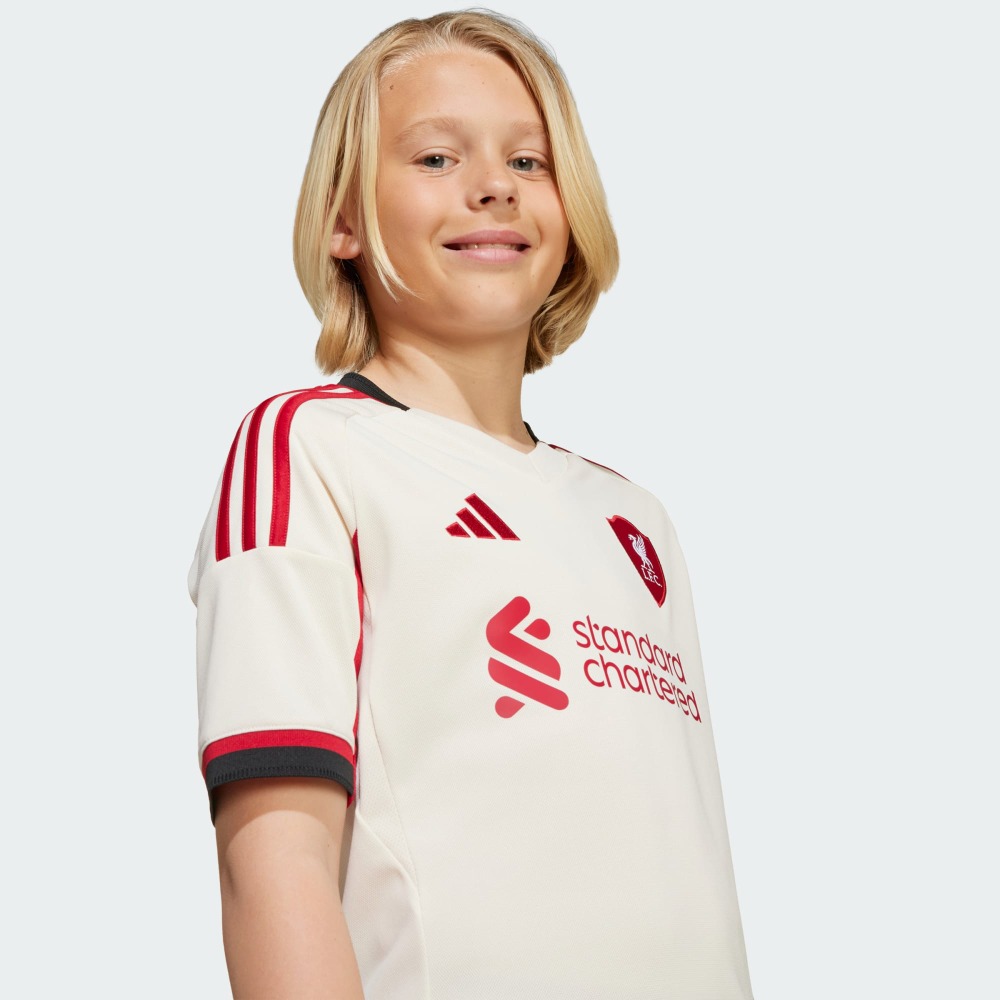 2ª EQUIPACIÓN NIÑOS LIVERPOOL 25/26 9 Kit de la segunda equipación para niños del Liverpool temporada 2025-2026. Camiseta y pantalón oficiales del LFC para niño.