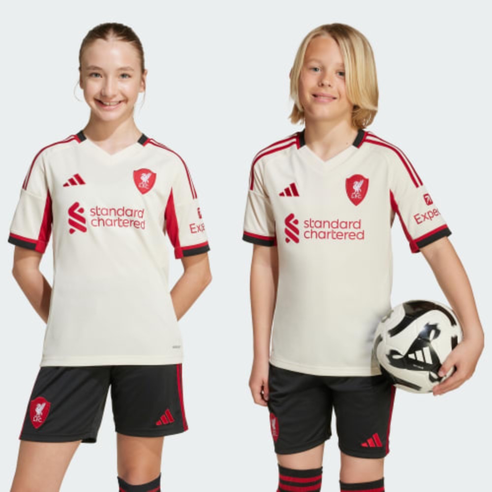 2ª EQUIPACIÓN NIÑOS LIVERPOOL 25/26 1 Kit de la segunda equipación para niños del Liverpool temporada 2025-2026. Camiseta y pantalón oficiales del LFC para niño.