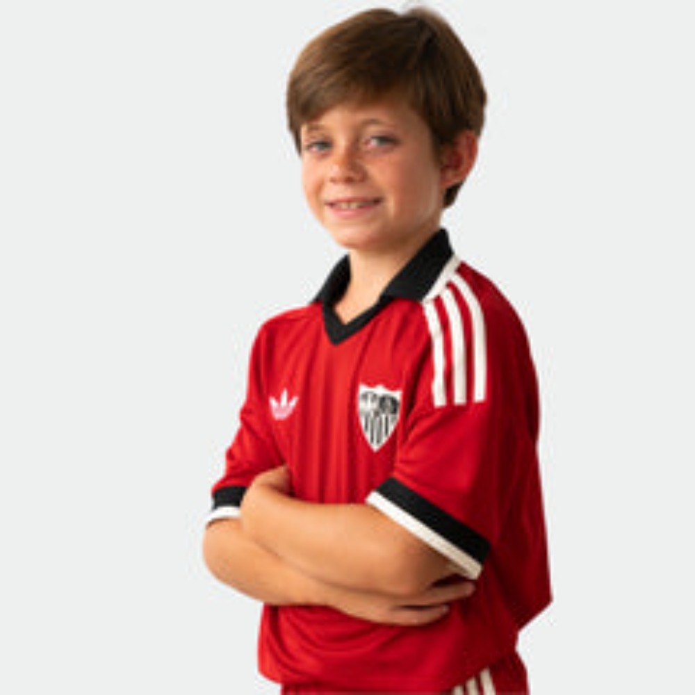 2ª Equipación Sevilla Niños 26/27 4 Segunda equipación oficial del Sevilla FC para niños temporada 2026-2027. Kit de fútbol para los aficionados más jóvenes.
