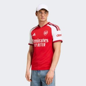 Camiseta oficial de la primera equipación del Arsenal para la temporada 2026/2027. Modelo para adulto, color rojo y blanco.