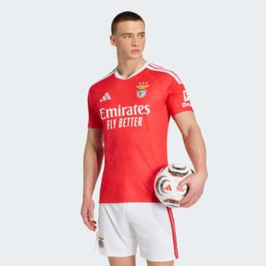 Camiseta de la primera equipación del Benfica para la temporada 2026-2027. Versión para adulto en el clásico color rojo del club.