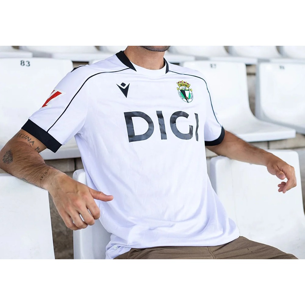 Camiseta Burgos 2026/2027 2 Camiseta oficial de la primera equipación del Burgos CF para la temporada 2026/2027. Talla de adulto.