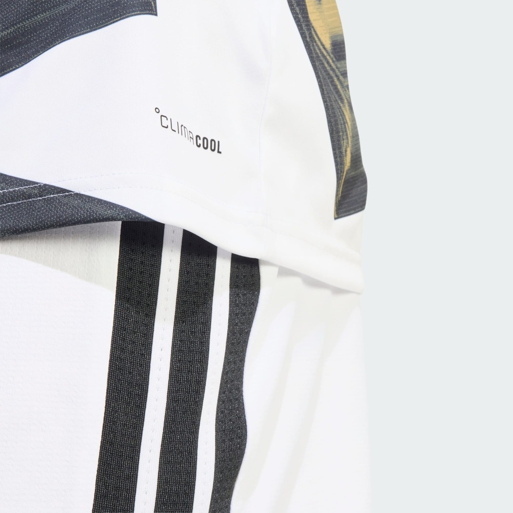 CAMISETA CALENTAMIENTO JUVENTUS 26/27 8 Camiseta de calentamiento oficial de la Juventus para la temporada 2026-2027. Diseño pre-partido del equipo bianconero.