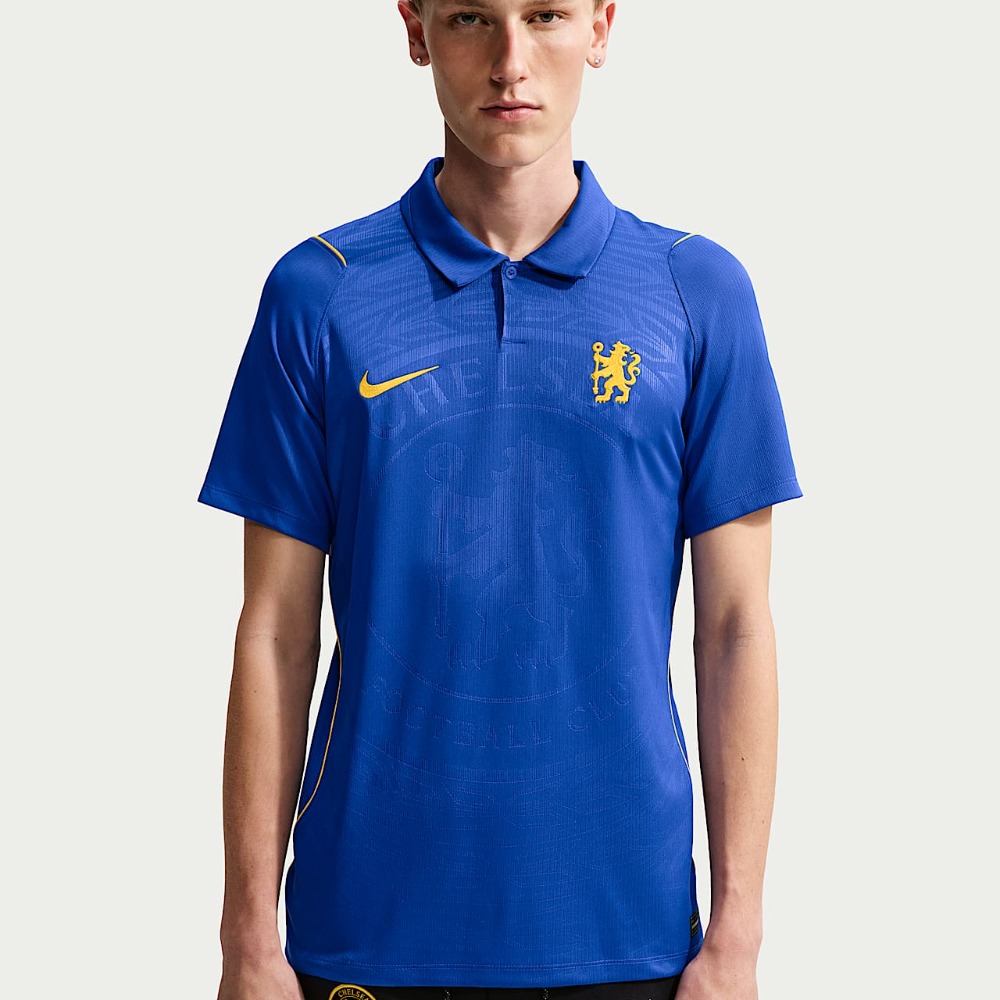 Camiseta Chelsea FC 2026/2027 3 Camiseta oficial de la primera equipación del Chelsea FC 2026/2027 para adulto. Vista frontal del diseño en color azul.