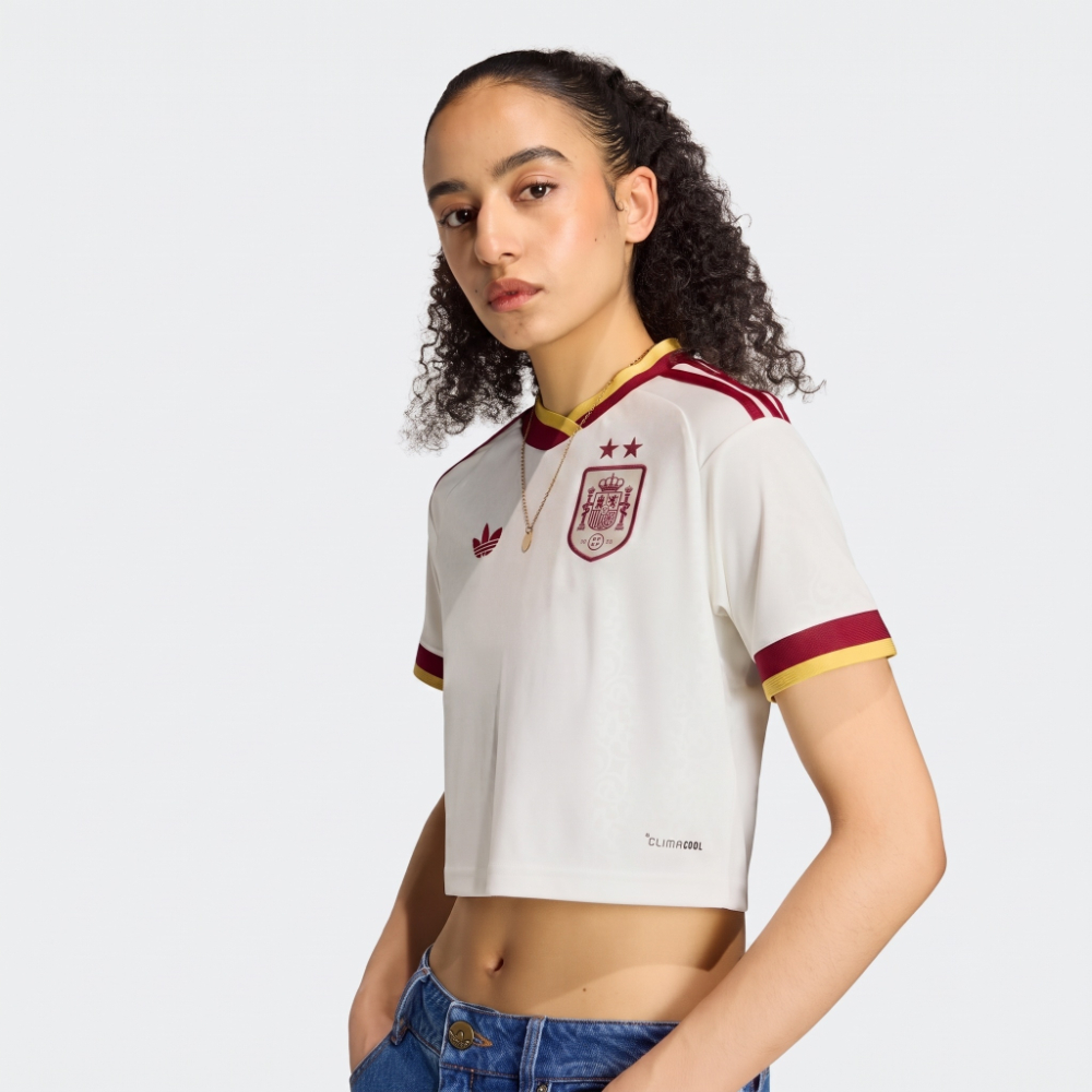 CAMISETA CORTA VISITANTE MUJER ESPAÑA 2 ESTRELLAS 26 3 Equipación local de España para mujer, camiseta blanca con las dos estrellas de campeona del mundo.