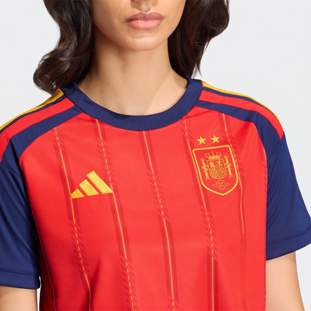 CAMISETA CORTA MUJER ROJA ESPAÑA 2 ESTRELLAS 2026 2 Primera equipación de España para mujer, en color rojo, con manga corta y las 2 estrellas bordadas.