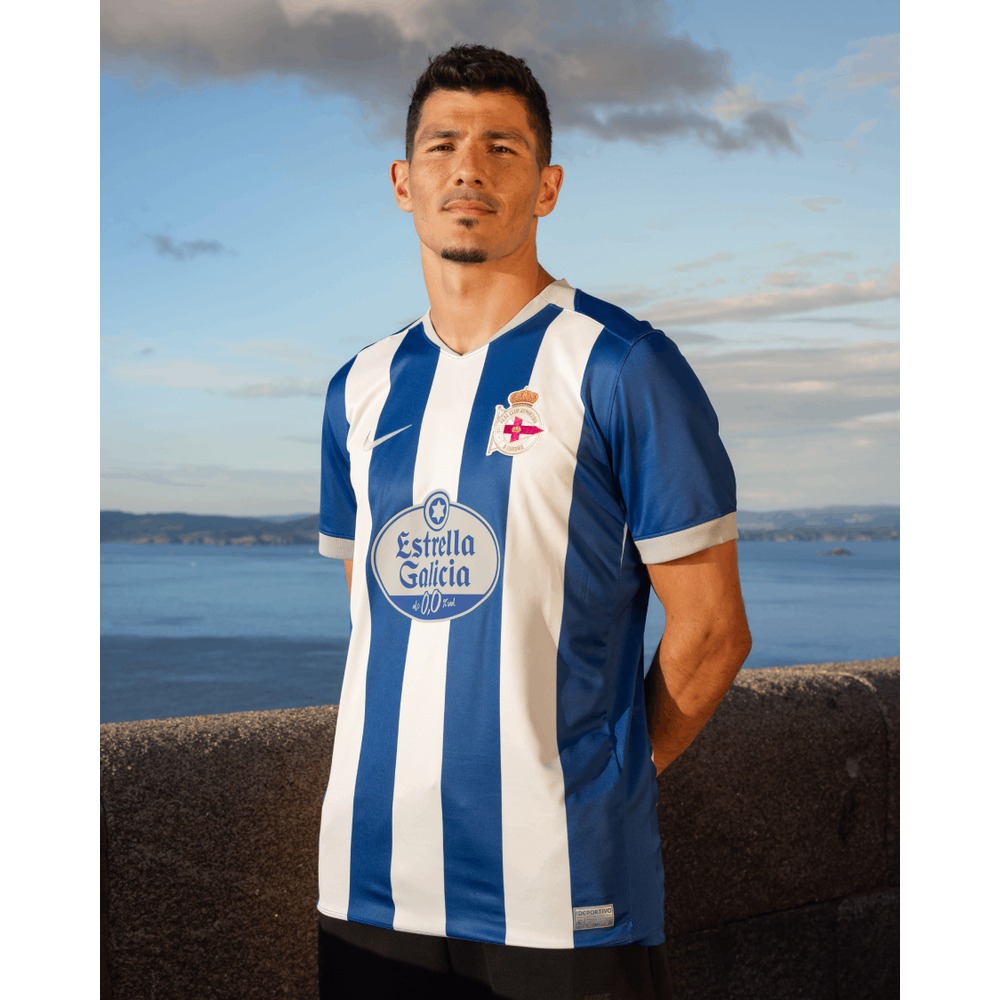 Camiseta Deportivo la Coruña 2026-2027 1 Camiseta de la primera equipación del Deportivo de la Coruña para la temporada 2026-2027, versión de adulto.