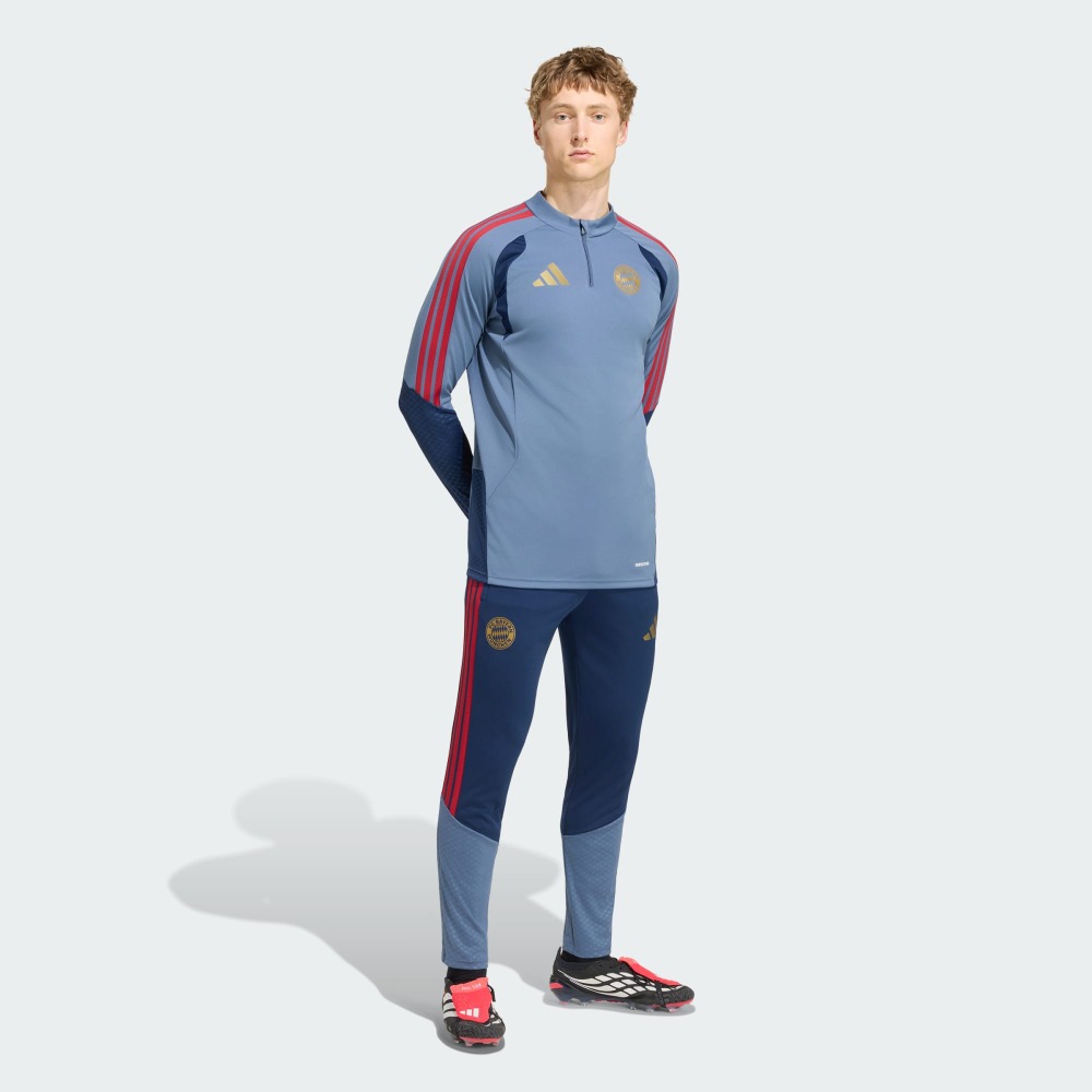 Camiseta Entrenamiento Bayer Munich 26/27 3 Vista frontal de la camiseta de entrenamiento del Bayer Munich para adulto, correspondiente a la temporada 2026/2027.