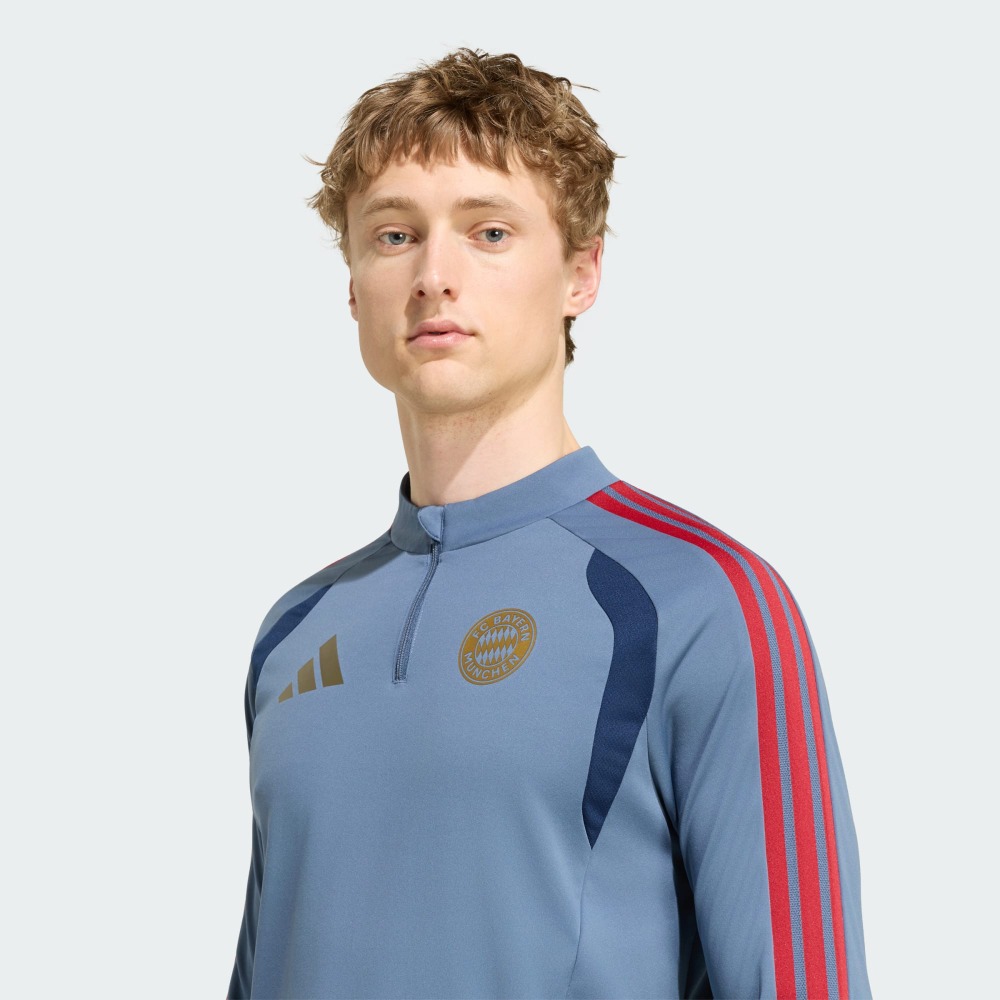 Camiseta Entrenamiento Bayer Munich 26/27 6 Vista frontal de la camiseta de entrenamiento del Bayer Munich para adulto, correspondiente a la temporada 2026/2027.