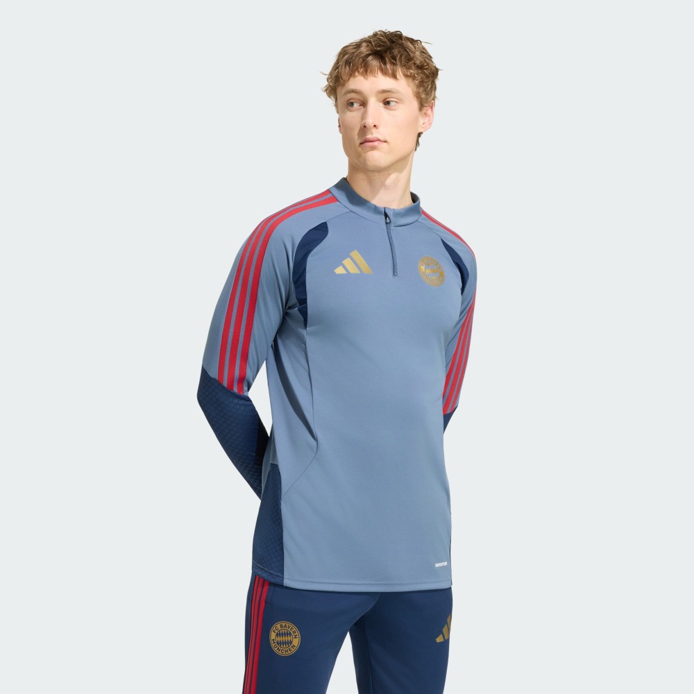 Camiseta Entrenamiento Bayer Munich 26/27 1 Vista frontal de la camiseta de entrenamiento del Bayer Munich para adulto, correspondiente a la temporada 2026/2027.
