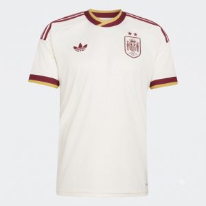 Camiseta de España visitante 2026 para adulto con las dos estrellas de campeón del mundo. Segunda equipación oficial.