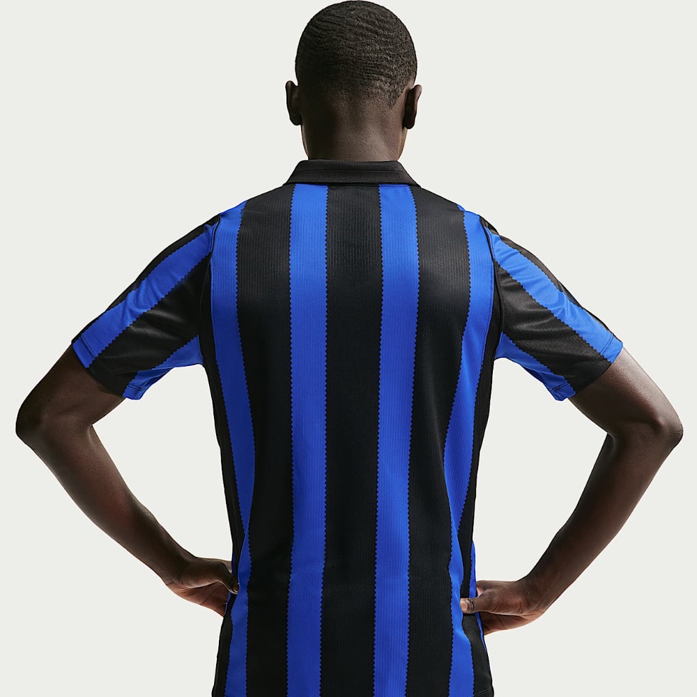 Camiseta Inter Milan 2026/27 2 Vista frontal de la camiseta de la primera equipación del Inter Milan para la temporada 2026/27. Uniforme oficial de adulto.