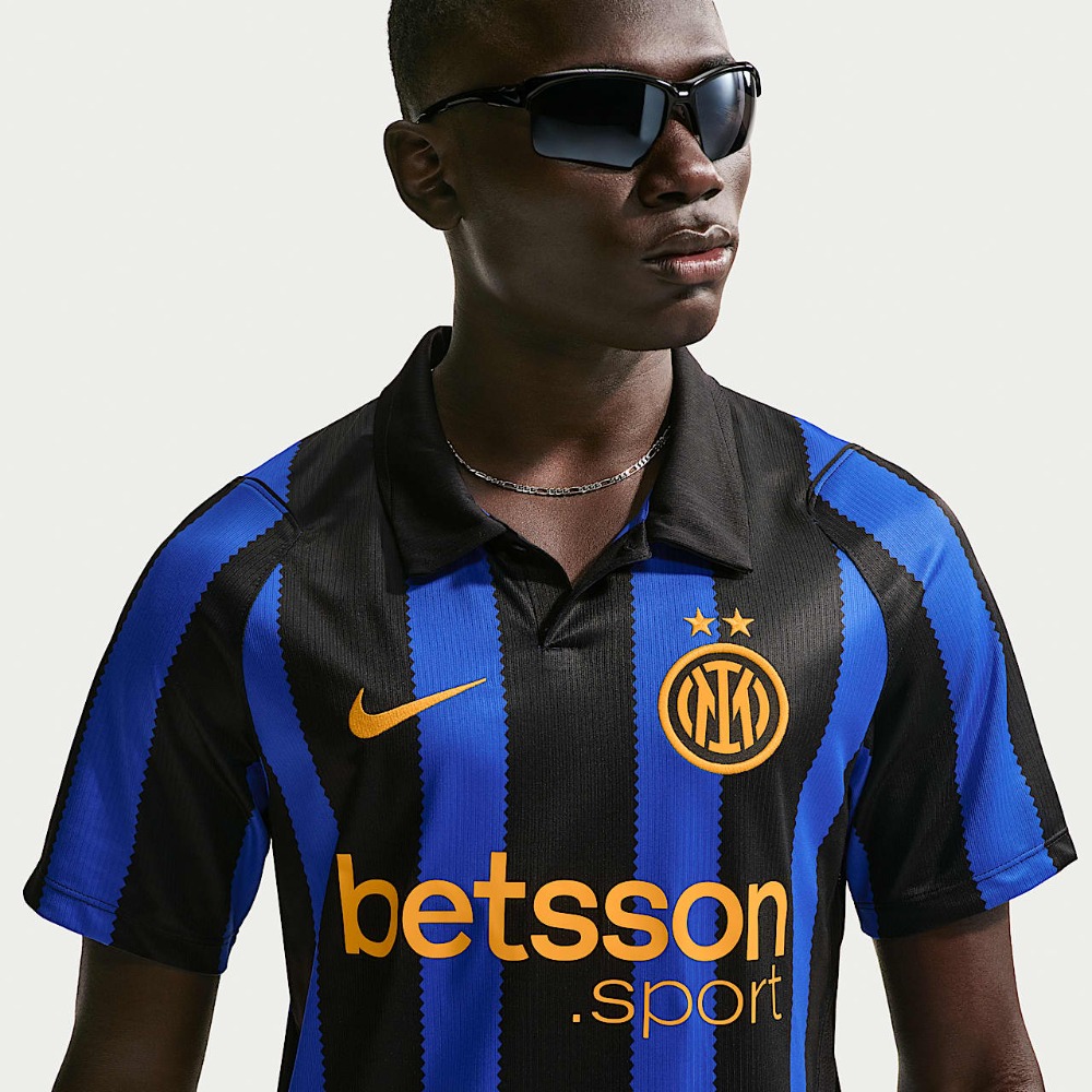 Camiseta Inter Milan 2026/27 3 Vista frontal de la camiseta de la primera equipación del Inter Milan para la temporada 2026/27. Uniforme oficial de adulto.