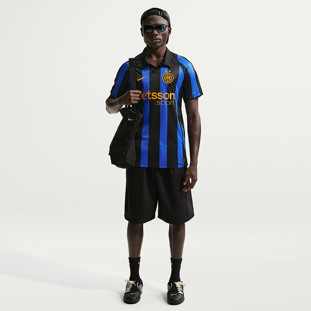 Camiseta Inter Milan 2026/27 4 Vista frontal de la camiseta de la primera equipación del Inter Milan para la temporada 2026/27. Uniforme oficial de adulto.