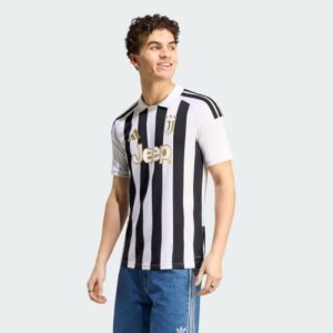 Camisetas Juventus Baratas 59 Camiseta oficial de la primera equipación de la Juventus para la temporada 26/27. Tallas de adulto. Clásicos colores blanco y negro.