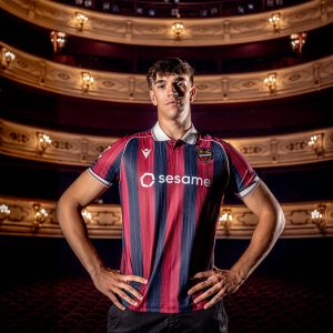 Camisetas del Levante 3 Camiseta oficial de la primera equipación del Levante UD para la temporada 2026/2027. Modelo de adulto con diseño azulgrana.