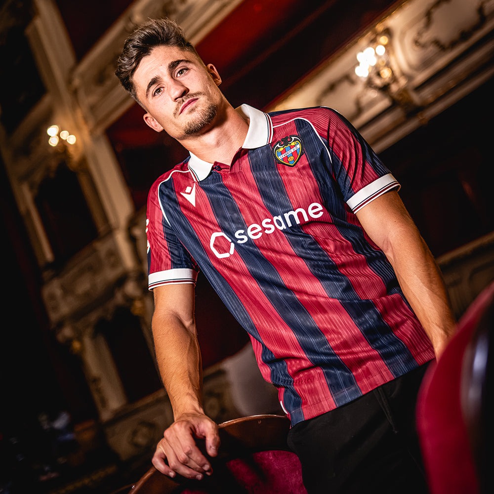 Camiseta Levante 2026/2027 2 Camiseta oficial de la primera equipación del Levante UD para la temporada 2026/2027. Modelo de adulto con diseño azulgrana.